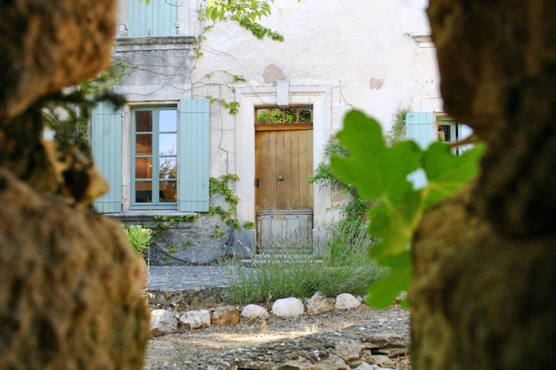 Luberon, in the heart of brushy ground, top hill, ancient converted relay post on a 6 hectares plot